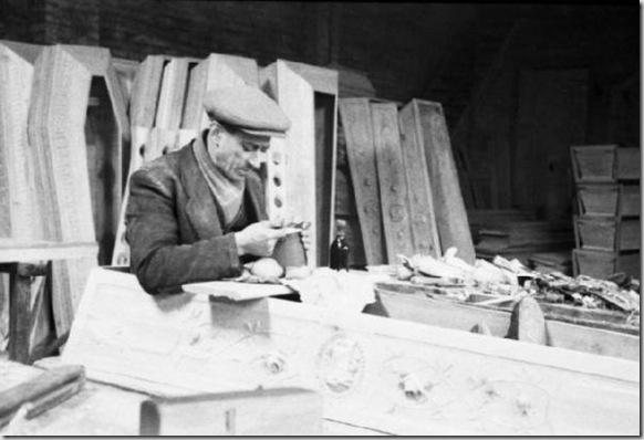 Alessandria. Laboratorio artigiano per la fabbricazione di casse da morto - artigiano al lavoro - bare Alessandria. Laboratorio artigiano per la fabbricazione di casse da morto - artigiano al lavoro - bare