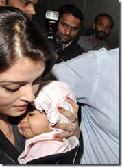 aishwarya rai with daughter  Aaradhya image