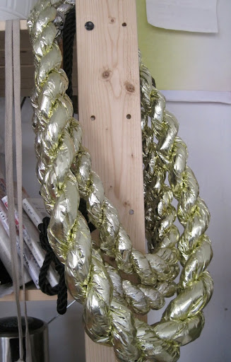 This paper looks like giant gold chains. Love it! This paper looks like giant gold chains. Love it!