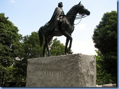 6219 Ottawa - Parliament Buildings grounds - statue of Queen Elizabeth II