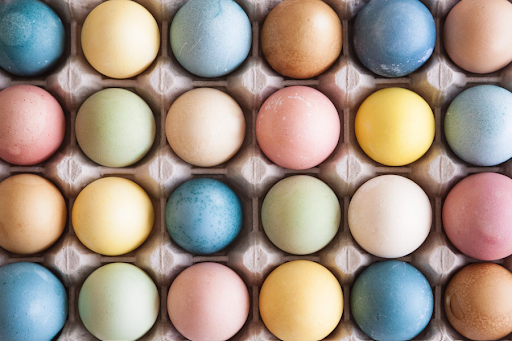 Eier mit Naturfarbe und Lebensmitteln färben