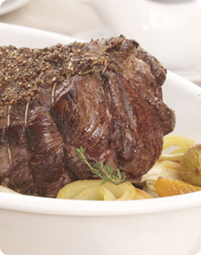 Arrosto di spalla di cervo della Nuova Zelanda con verdura al forno Arrosto di spalla di cervo della Nuova Zelanda con verdura al forno
