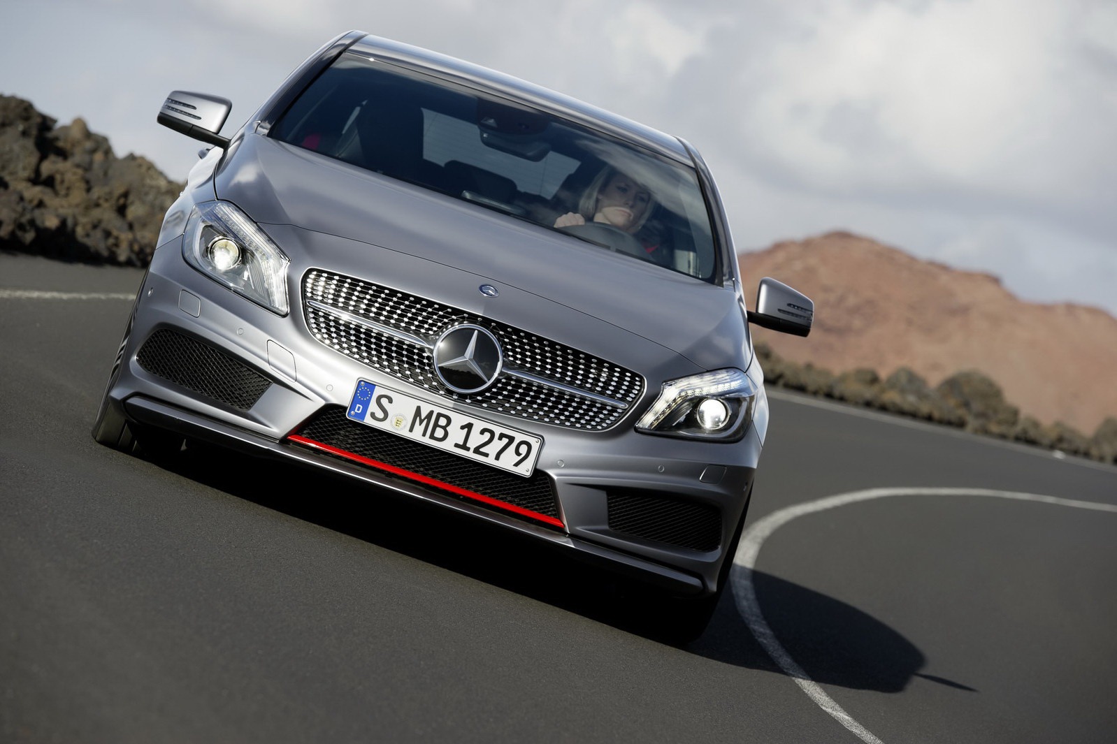 2012-Mercedes-Benz-A-Class-9[2].jpg
