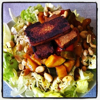5 Süß-saure Gemüsepfanne mit Reis und Tofu auf Salat