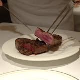 Javais commencé par demander une cuisson saignante, mais, sur conseil de la maison, avait finalement opté pour quelque chose de légèrement plus cuit, plus adapté à cette viande grasse.