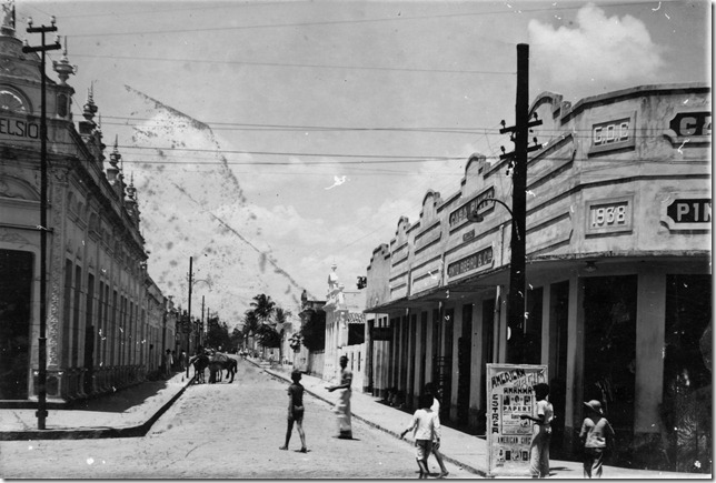 Do lado esquerdo a Loja Excelsior e do lado direito a Casa Pinto, Rua Cel. Izácio.