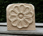 Naam en bloem Kim 
Materiaal: linde
Behandeling: geen
Afmeting: 13x5x13cm
Achtergrondinformatie: Heeft twee gesneden zijdes: naam en bloem. Was oefenstuk om te zien hoe een verhoogde naam eruit ziet, en de bloem komt uit een boek als oefenstuk. Meteen aardigheidje voor mijn dochter.