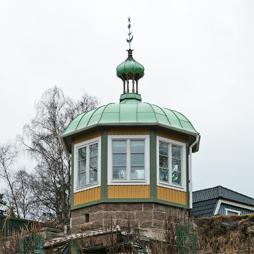 Gult lusthus som toppas av en kupol från resturangen Rullan