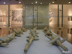 Con una obra de Norberto Gómez a la entrada de la Sala 1 donde se encuentran las obras de artistas contemporáneos. Foto MIRABAIRES