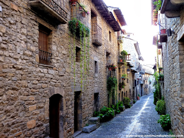 casco-medieval-ainsa.JPG