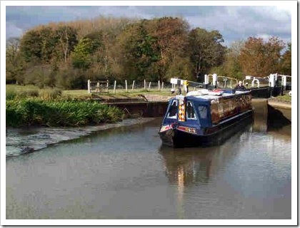 October 2008 151 Aground above Pywells Lock B.jpg