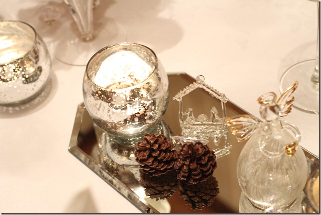 hvitt bord pyntet med sølv, kongler, diamanter og snø  IMG_0782