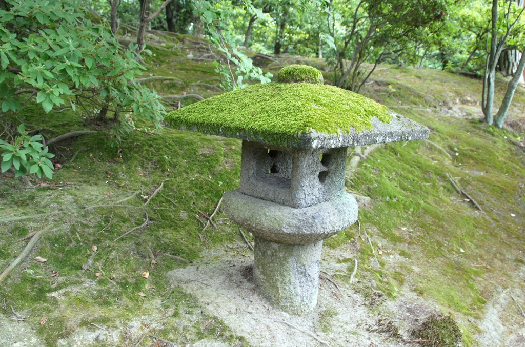 [Gloria%2520Ishizaka%2520-%2520Vila%2520Imperial%2520Katsura%2520-%2520%2520%2520candeeiro%2520de%2520pedra%2520com%2520musgos%255B4%255D.jpg]