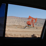 Route de Turfan - Puit de pétrole par fenêtre