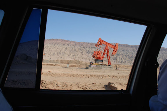 Route de Turfan - Puit de pétrole par fenêtre