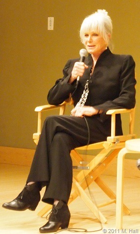 [linda-onstage-in-SM255B8255D.jpg]