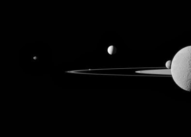 quinteto de luas em Saturno