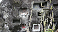 Más tumbas escavadas en roca.