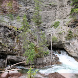 Água saindo da caverna - Maligne River Canyon -  Jasper - Alberta, Canadá