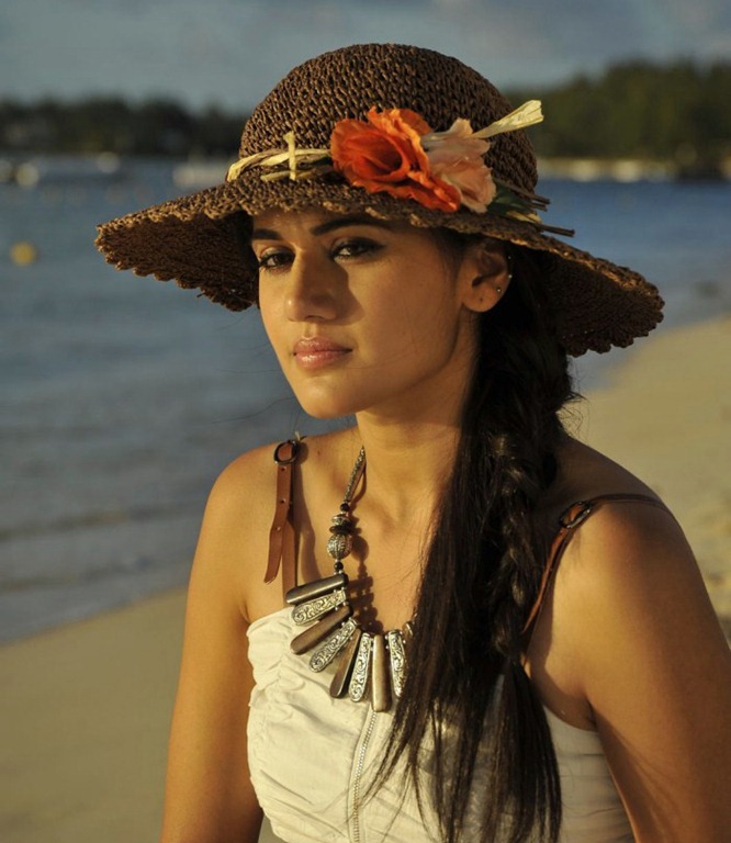 [tapasee_pannu_latest_closeup%2520hot%2520pic1%255B3%255D.jpg]