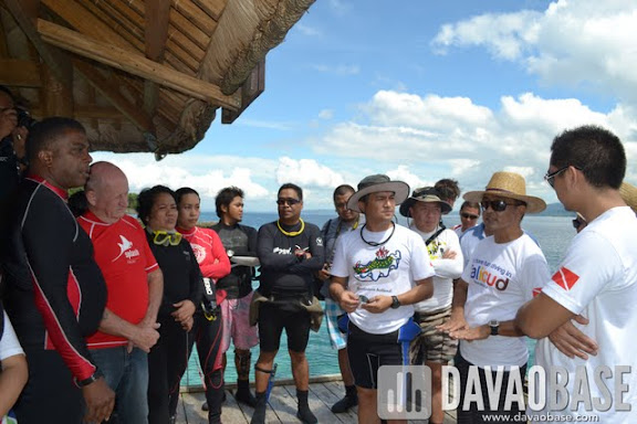 Leticia by the Sea owner Ray de la Paz (2nd from right) discusses cleanup details with Davao Reef Divers Club members