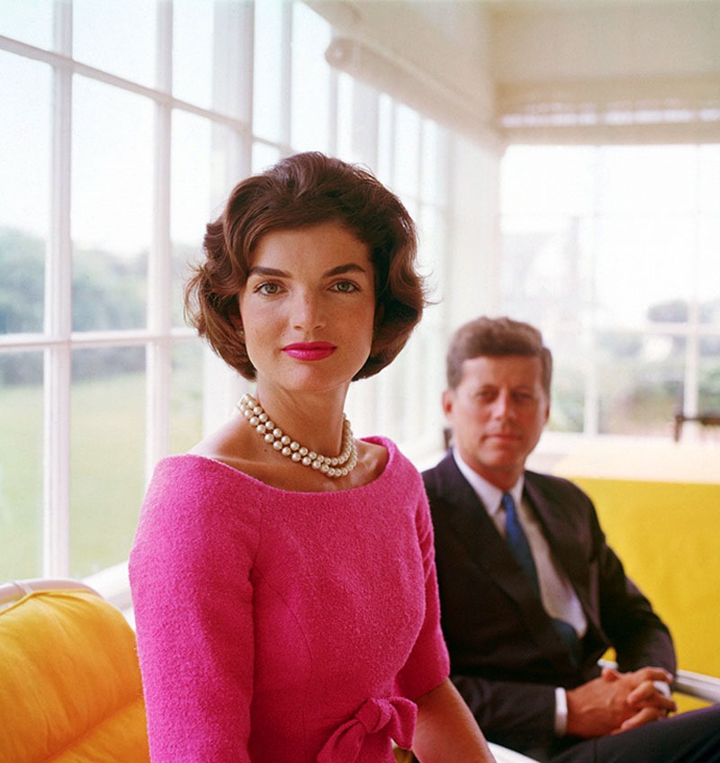 [Jackie-Kennedy-with-John-Kennedy%252C-Hyannis-Port%252C-by-Mark-Shaw-1959%2520%25281%2529%255B4%255D.jpg]