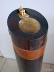 080.2 - Puits de Lumière (Zoom détail) - 1997<br />
H 110 x 26<br />
Sculpture ébène, pao rosa et or