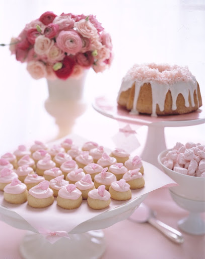 Pink coconut cake. (marthastewartweddings.com)
