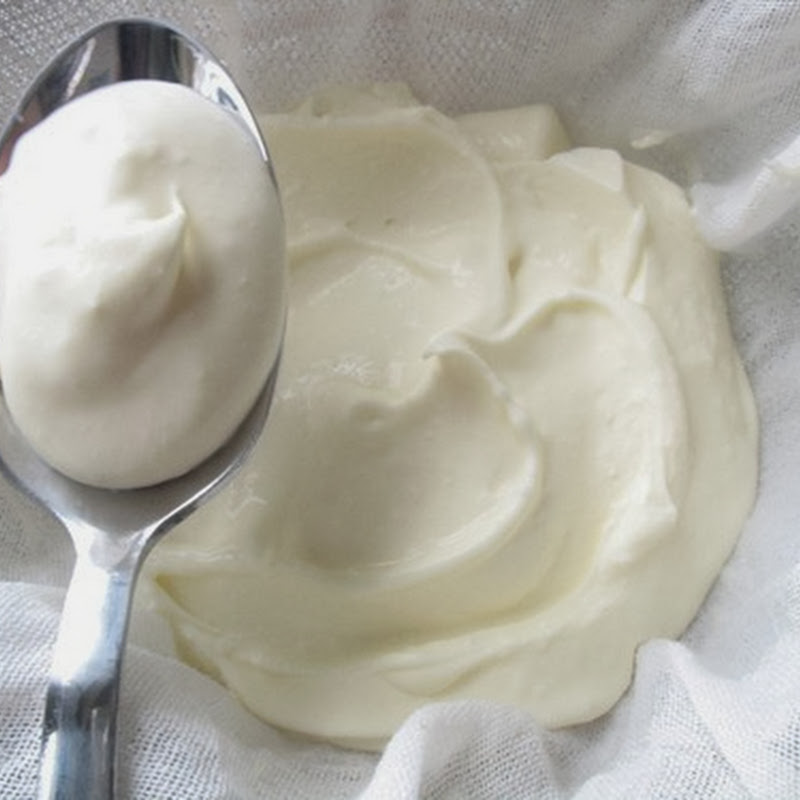 Il nome mascarpone deriva dal lombardo mascherpa, ovvero crema di latte.