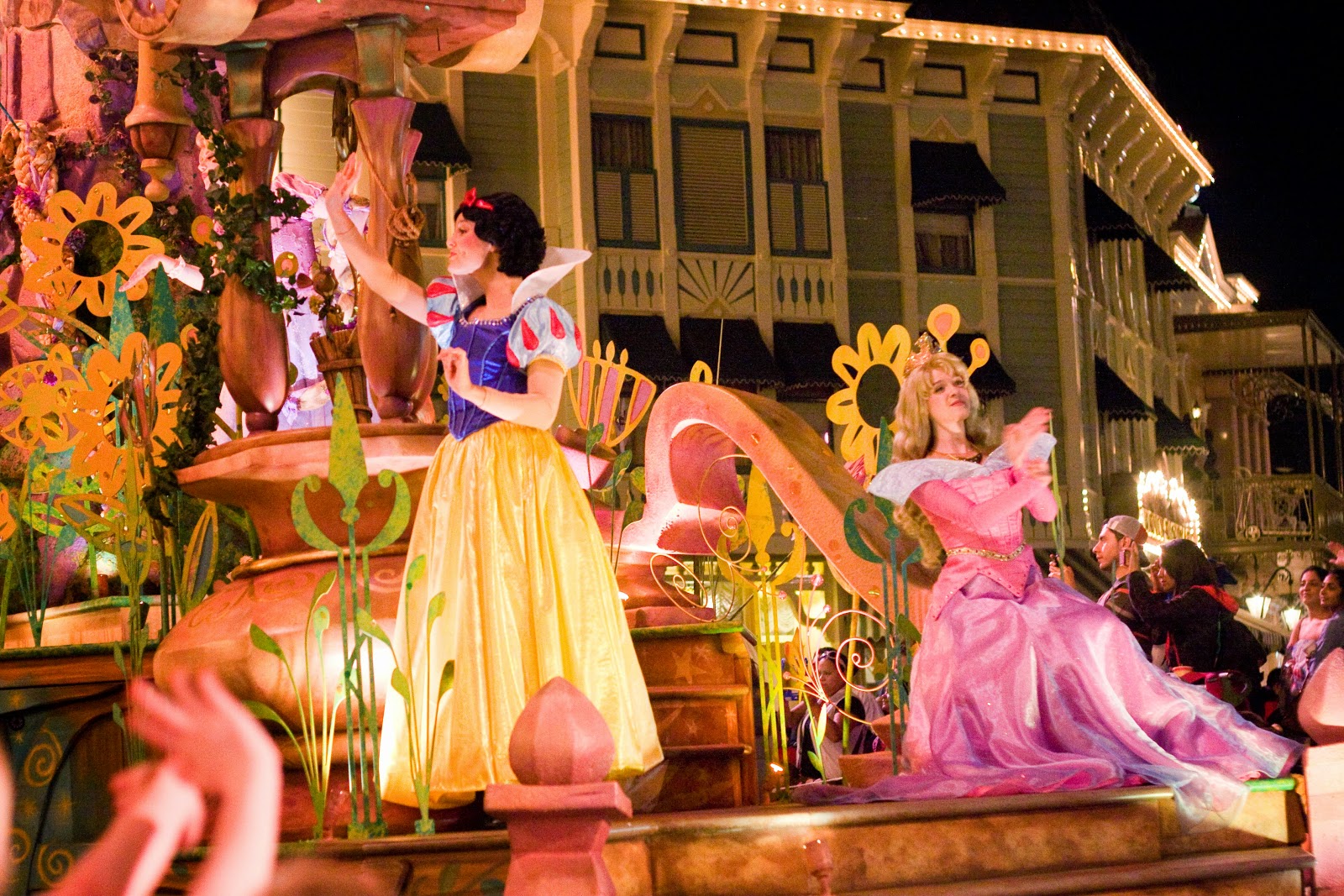 [soundtastic%2520parade%2520snow%2520white%2520and%2520aurora%255B4%255D.jpg]
