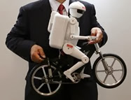 O presidente da Murata, Tsuneo Murata, apresentou na feira um robô que anda de bicicleta, o Murata Seisaku-kun. | YUYA SHINO/Reuters 