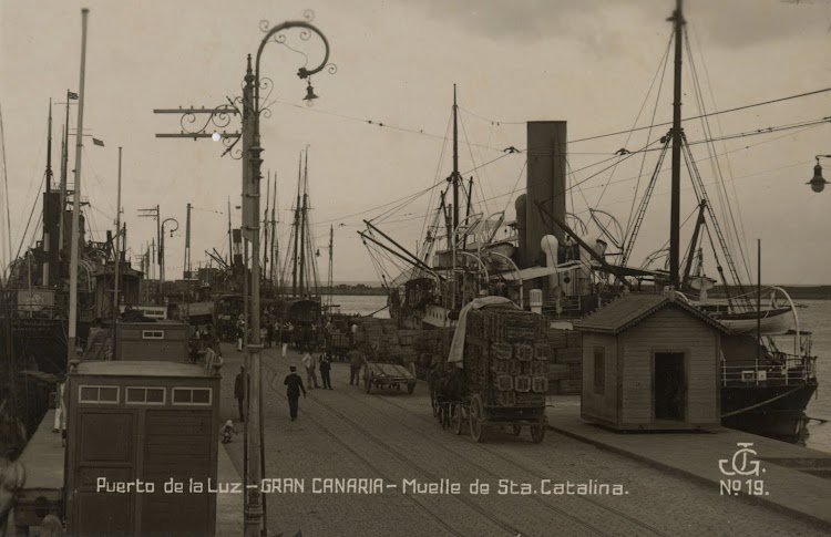 Vapor correo sin identificar en el Puerto de la Luz. Archivo FEDAC.jpg