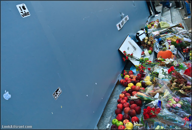 Америка 2.0 / Нью Йорк   Мемориал Стива Джобса у Apple Store на 5 ой авеню (foto america iphone  Я фото steve jobs new york ipad apple store apple  20111016 usa ny jobs memorial 012 9189)