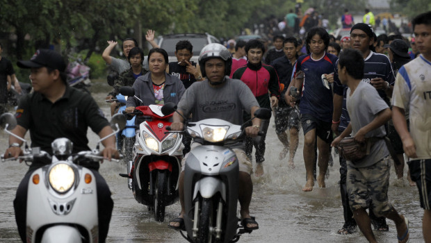 Thai workers run in panic after they were told to evacuate as water started to break through the makeshift barriers made of sand bags at Nawa Nakhon industrial estate on the outskirts of Bangkok, Thailand, Monday, Oct. 17, 2011. Apichart Weerawong / AP Photo