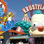 La nouvelle attraction du parc Universal Studios Hollywood : the Simpsons Ride, qui se passe dans le parc d'attraction au rabais de notre ami Krusty.