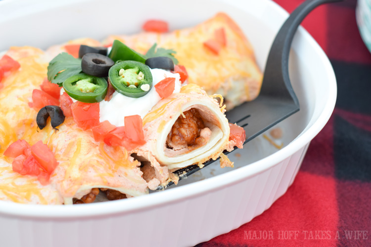 Serve Hot Wing Enchildadas at your next tailgate. Need a quick recipe for your next tailgate? Look no further than already prepared Deli Hot wings by Tyson. Make quick hot wing tortilla roll ups if you are in a hurry, or take the time to make Tex Mex Hot Wing Enchiladas. Great for a last minute dinner too! #GameTimeHero #CollectiveBias #recipe #ad Serve Hot Wing Enchildadas at your next tailgate