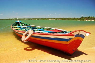 barco na praia