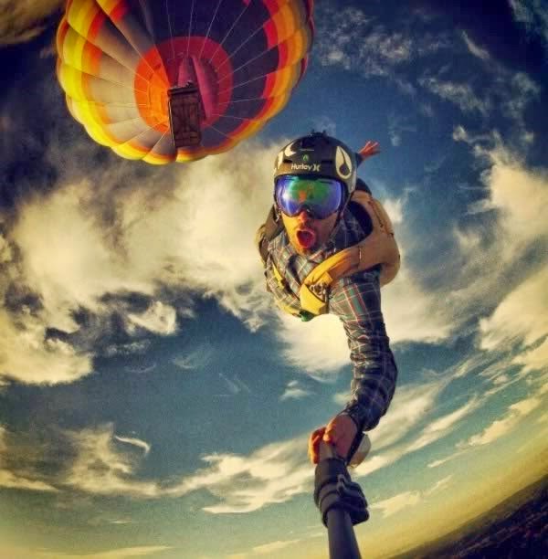 [a98889_extreme-selfie_3-skydiving%255B2%255D.jpg]