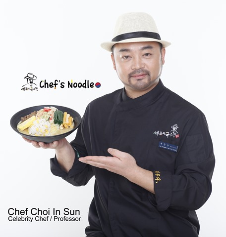[Chef%2520Choi%2520holding%2520Chef%2527s%2520Noodle%2527s%2520Signature%2520Dish%255B4%255D.jpg]
