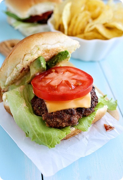 Beef Sliders with Avocado and Chipotle Mayo – For weekend parties and weeknight meals, try these fun & easy sliders with chipotle mayo! | thecomfortofcooking.com