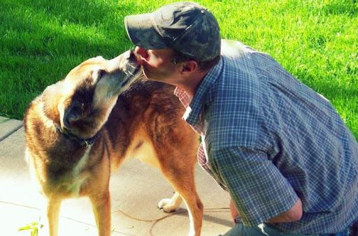 Who's kissing who?