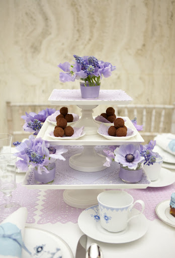 Another view of the beautiful and easy centerpiece. Another view of the beautiful and easy centerpiece.