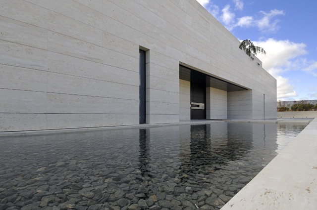 [fachada-minimalista-agua-y-piedras%255B4%255D.jpg]