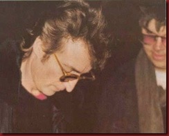 John Lennon dando autografo ao seu assassino John Lennon dando autografo ao seu assassino