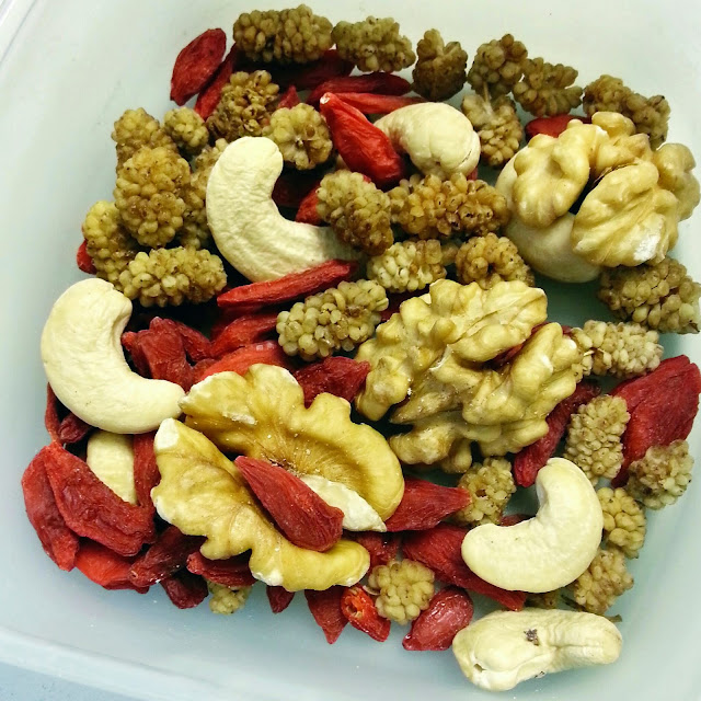Snack- Goji Beeren, Maulbeeren und Nüsse