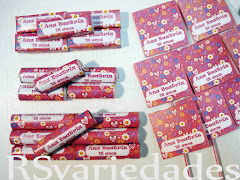 1- Chocolate Bis
    :R$1,20 unid (min. 40 unids)
    :Pedidos em múltiplos de 20 (40, 60, 80, 100, etc.)
    :Cento: R$110,00
    :Sabores - chocolate branco ou preto (min. de 20 unids para cada sabor).
    :Personalização feita através de etiqueta personalizada e não por impressão na embalagem.
    O produto fica preservado.
    
    2- Balinha
    : R$1,20 unid (min. 40 unids).
    : Cento: R$110,00.
    : Pedidos em múltiplos de 20 (40, 60, 80, 100, etc.).
    : Utilizamos a balinha Mini-mentos 5 unids.
    
    3- Pirulito com cartão de agradecimento
    : R$ 0,80 unid (min. 50 unids).
    : Cento=R$70,00.
    : O Cartão é somente na parte da frente, ele não dá a volta no pirulito.
    
    4- Chocolate Baton
    :R$1,50 unid (min. 40 unids)
    :Pedidos em múltiplos de 20 (40, 60, 80, 100, etc.)
    :Cento: R$135,00
    :Sabores - chocolate branco ou preto (min. de 20 unids para cada sabor).
    :Personalização feita através de etiqueta personalizada e não por impressão na embalagem.
    O produto fica preservado.