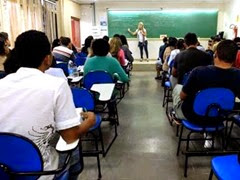 22/12/2013. Crédito: Zuleika de Souza/CB/D.A Press. Brasil. Brasília - DF. Pessoas que continuam estudando para concurso durante o feriado na sala de aula da Vestcon.