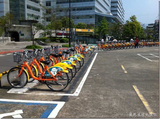 台北Ubike(YouBike)自行車好夯。行車30分鐘內免費，超過30分鐘後每30分鐘才10塊錢，租金相當划算。如果你想騎車又想省錢，可以每騎30分鐘內就找停車點換一部車子，或是使用原車進行還車再重新租車就可以繼續使用免費使用了，目前並沒有限制重複租車的規定。