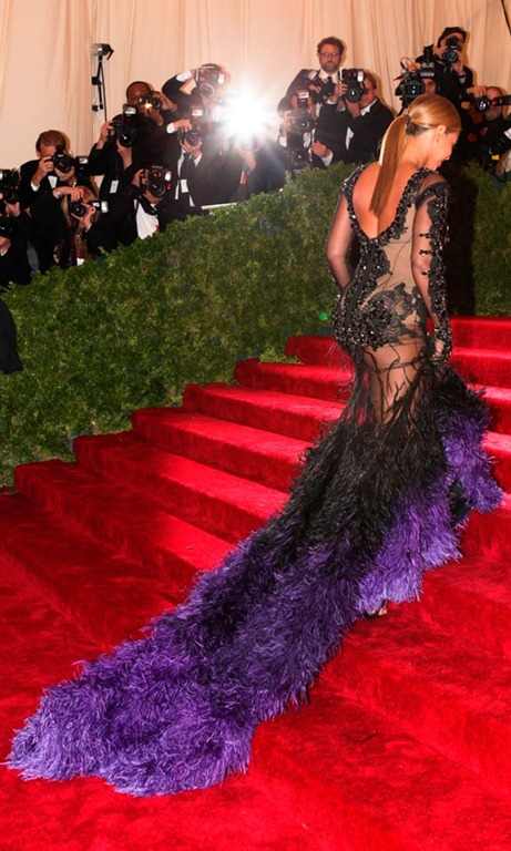 [Beyonc%25C3%25A9%2520Caused%2520A%2520Frenzy%2520With%2520Her%2520Decadent%2520Purple%2520Feather%2520Train%255B2%255D.jpg]