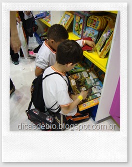 Meninos vendo livros sobre dinossauros DSC08606